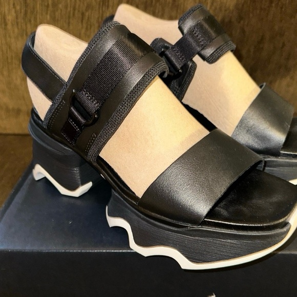 SOLD! Sorel kinetic impact sandal - Picture 4 of 7